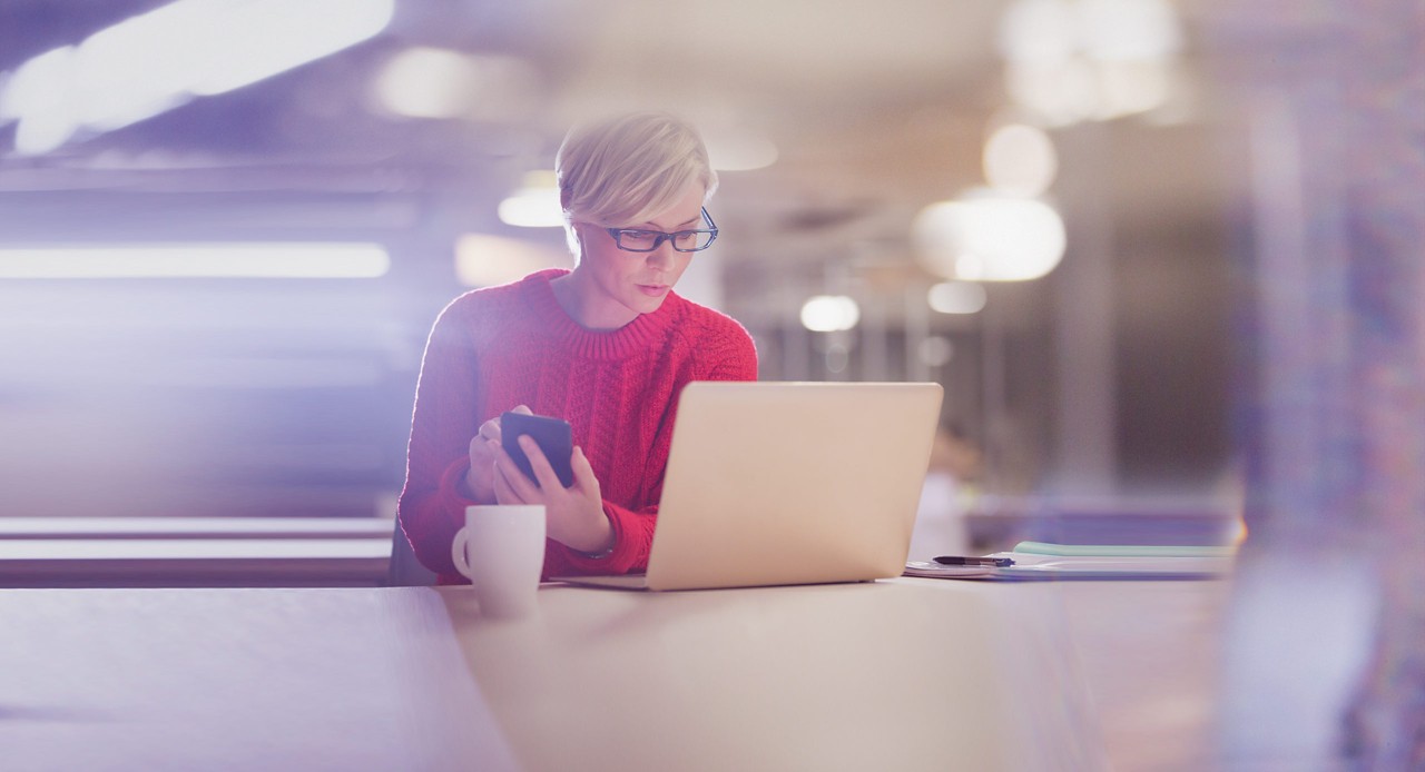 Una donna lavora al suo computer portatile.